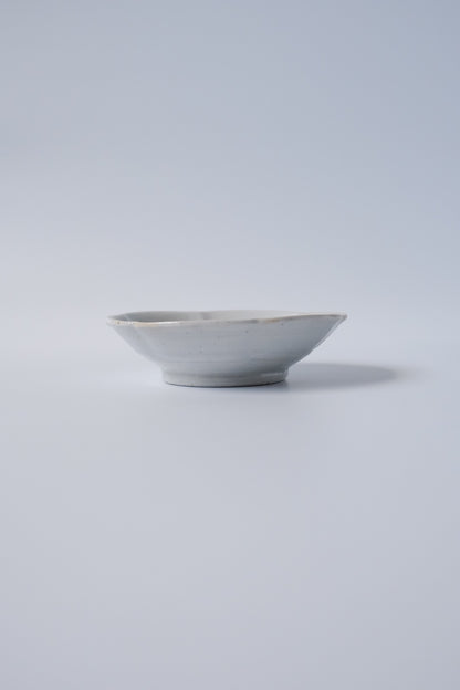 白磁花型皿