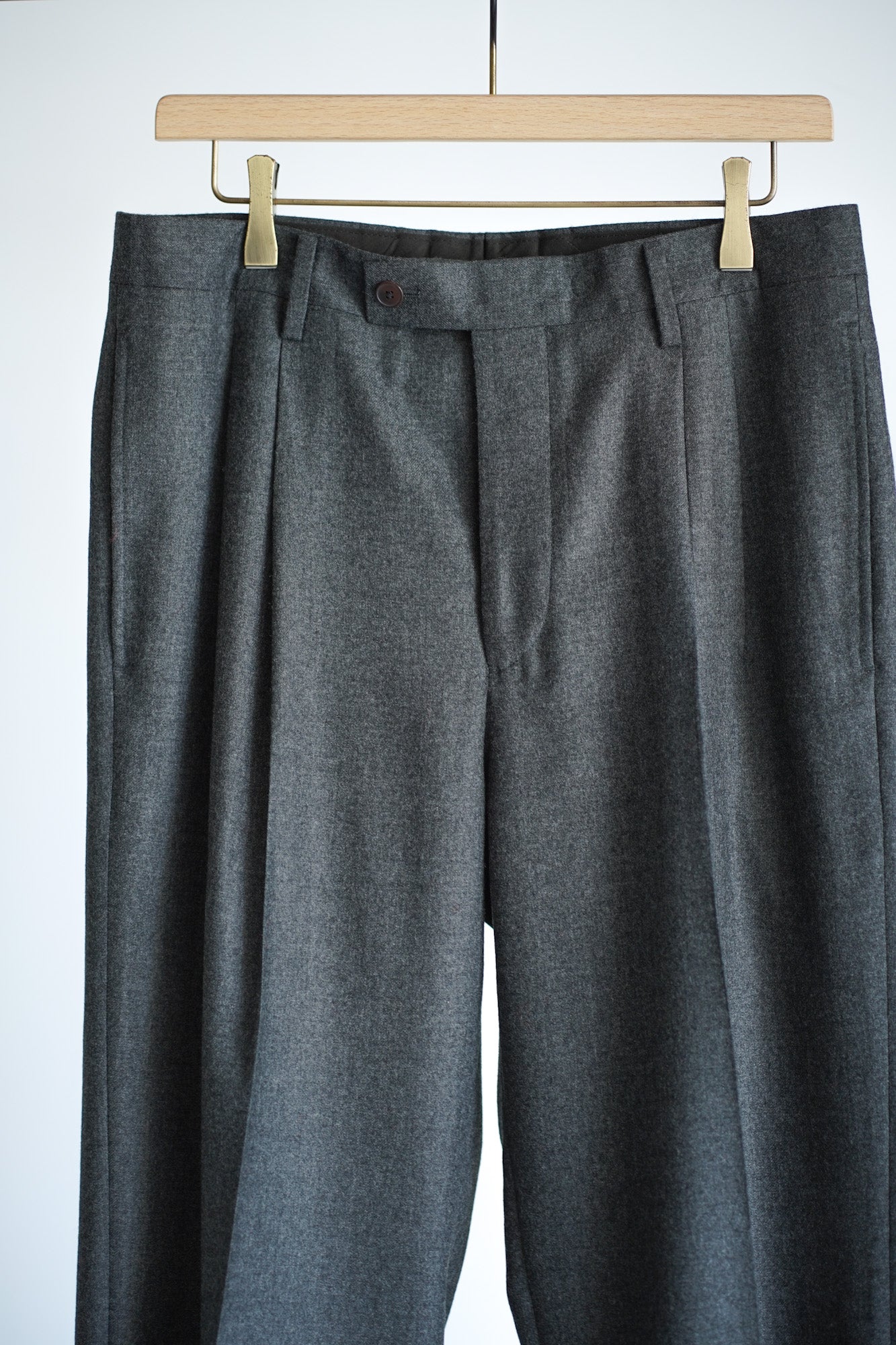 SUPER LIGHT WOOL TWO-TUCK SLACKS