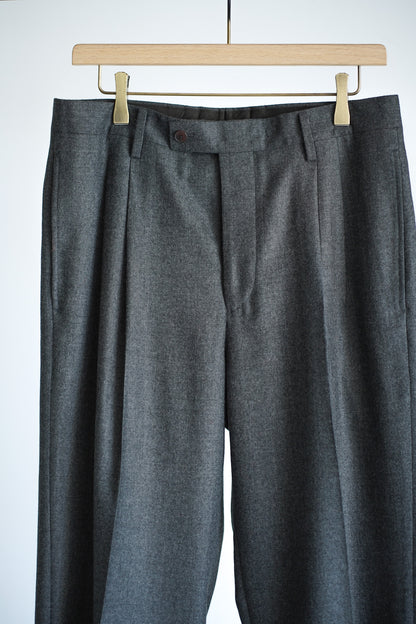 SUPER LIGHT WOOL TWO-TUCK SLACKS