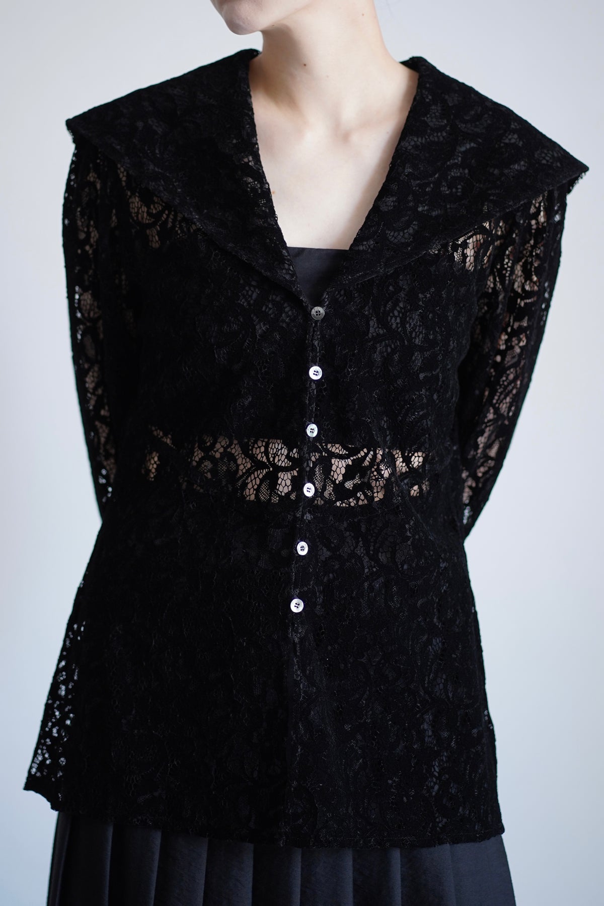 FLOCKED LACE SAILOR COLLAR BLOUSE
