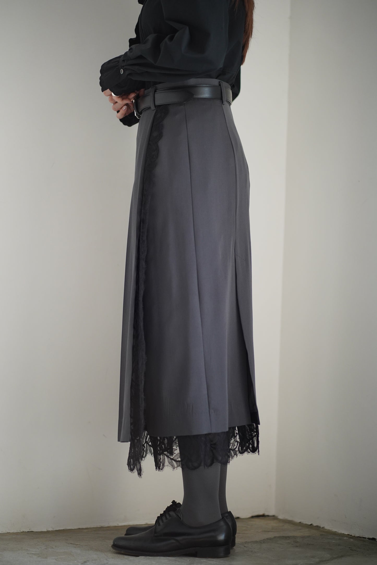 FINE WOOL PLEATED SKIRT WITH LACE TRIM