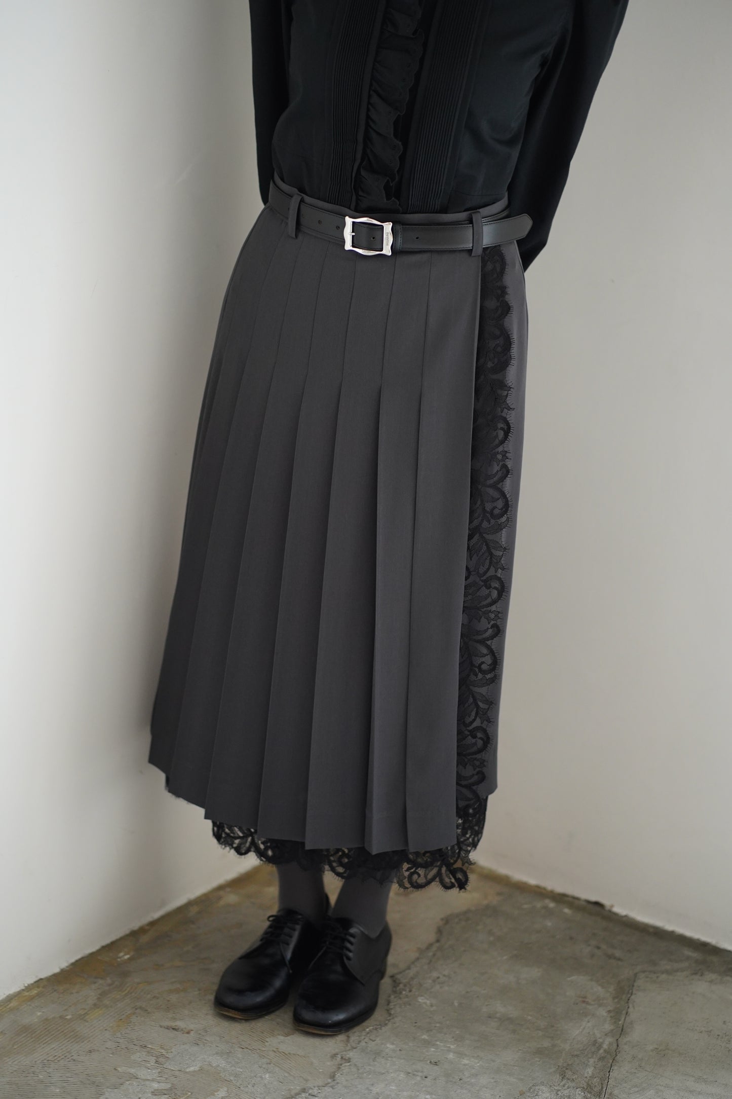 FINE WOOL PLEATED SKIRT WITH LACE TRIM