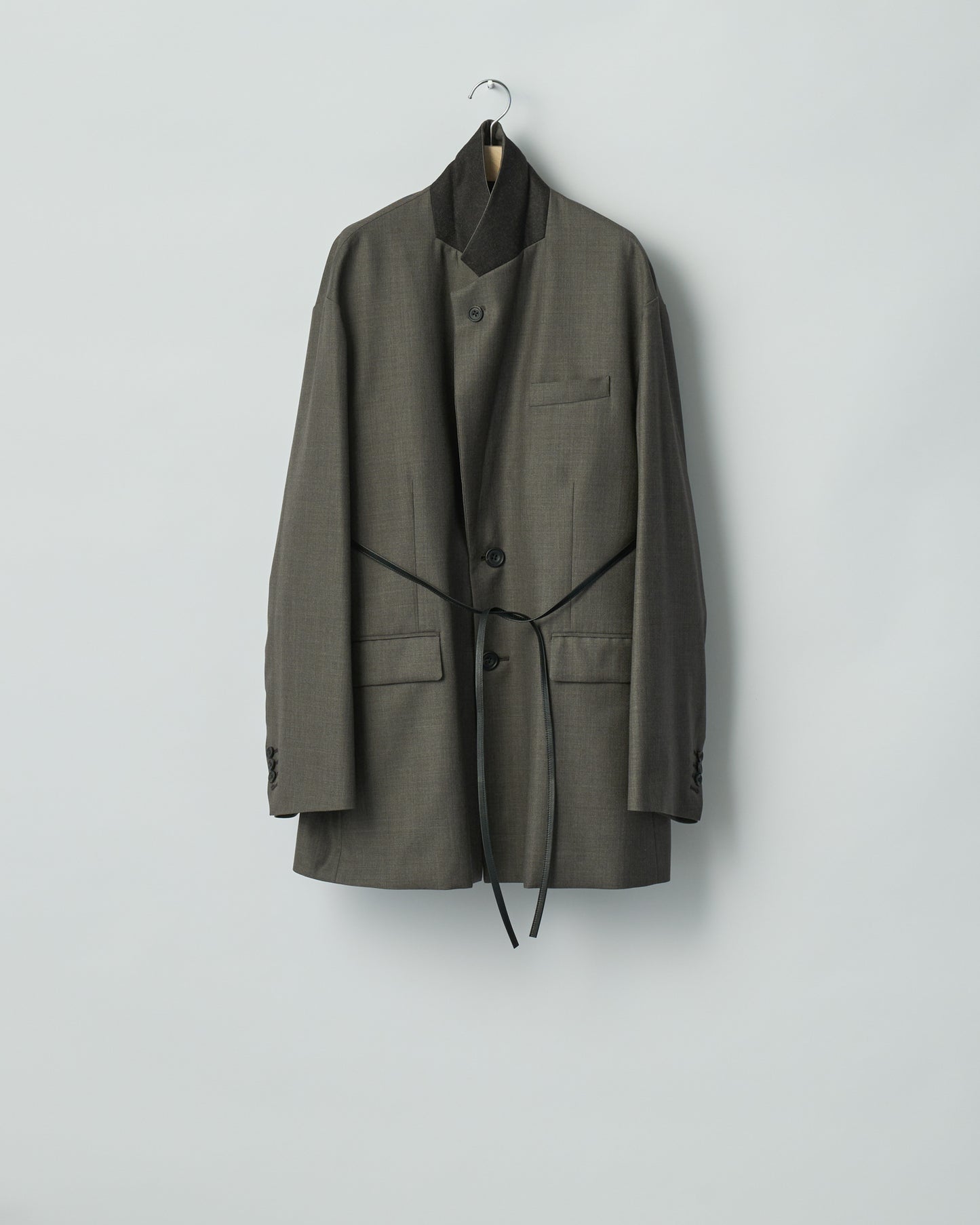 sssteinのEXTRA FINE WOOL OVERSIZED SINGLE BREAST LONG JACKETのカラーはBROWN GREYの襟を立てた際の商品画像です。こちらの商品は通信販売での購入が可能です。