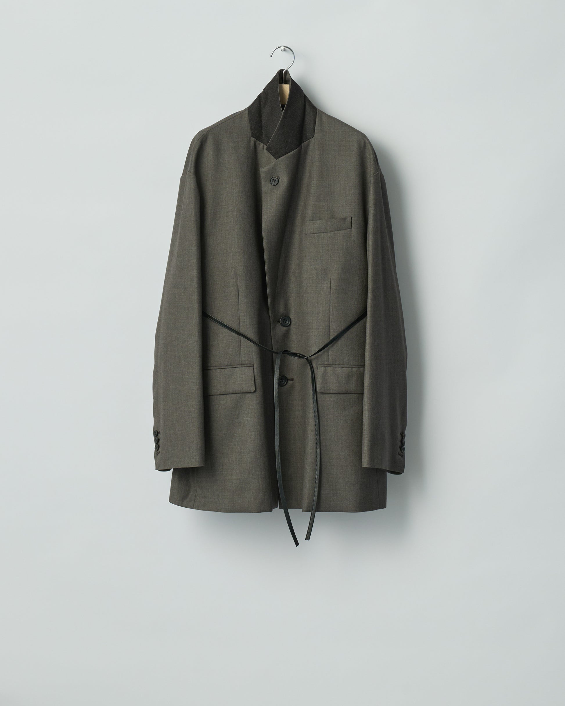 sssteinのEXTRA FINE WOOL OVERSIZED SINGLE BREAST LONG JACKETのカラーはBROWN GREYの襟を立てた際の商品画像です。こちらの商品は通信販売での購入が可能です。
