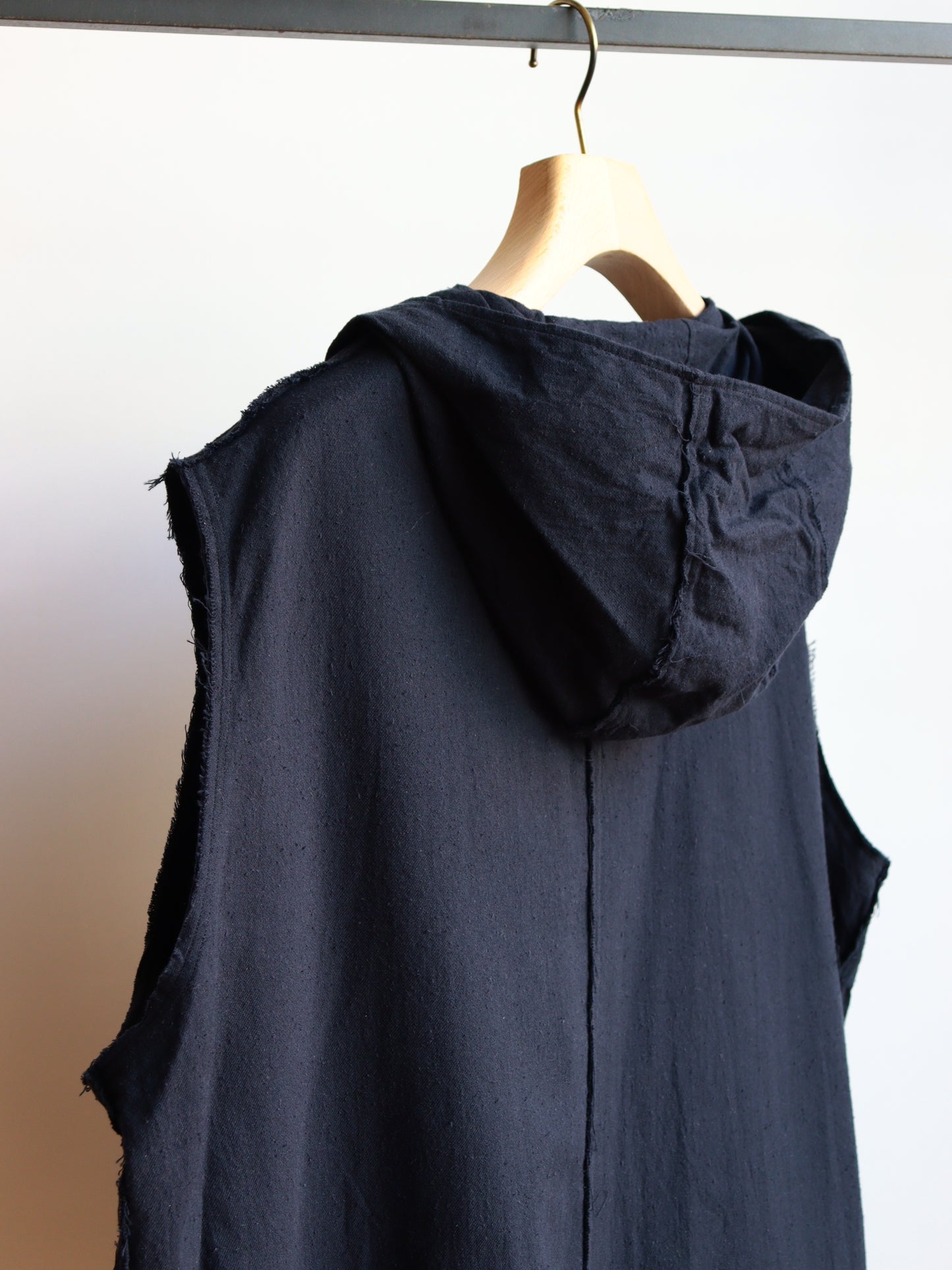 cut off hooded toile shirt