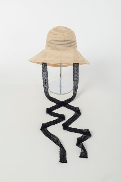 STRAW HAT WITH LACE RIBBON