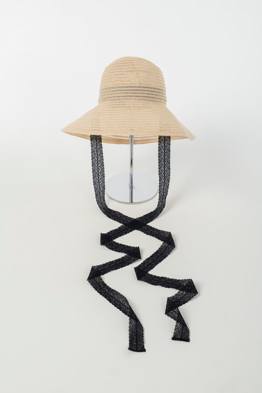 STRAW HAT WITH LACE RIBBON