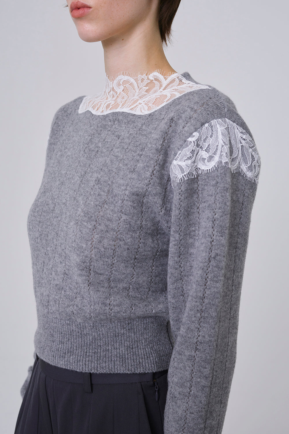 HAIRY LACE PANELED CROPPED PULLOVER – イデアル公式オンラインショップ