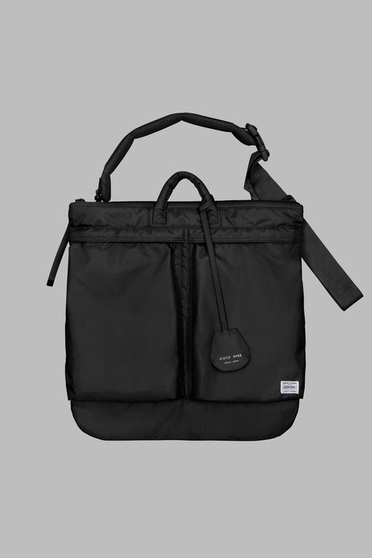 HYKE × PORTERのコラボレーションアイテムのHELMET BAGのBLACKの商品画像です。こちらの商品は通販で購入可能です。