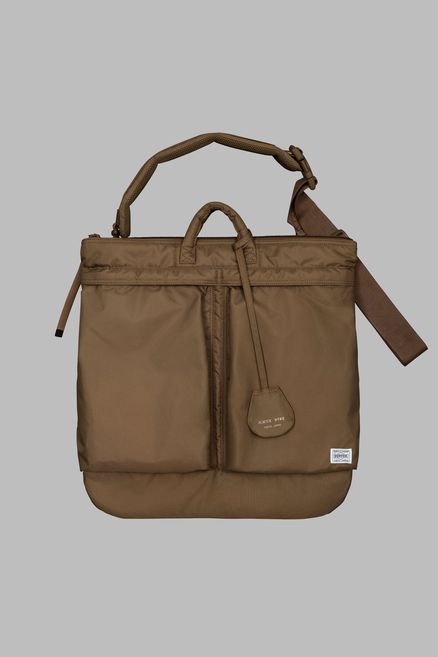 HYKE × PORTERのコラボレーションアイテムのHELMET BAGのCOYOTE BROWNの商品画像です。こちらの商品は通販で購入可能です。