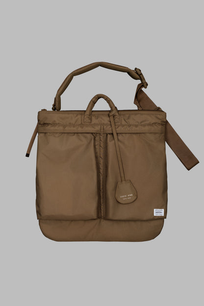 HYKE × PORTERのコラボレーションアイテムのHELMET BAGのCOYOTE BROWNの商品画像です。こちらの商品は通販で購入可能です。