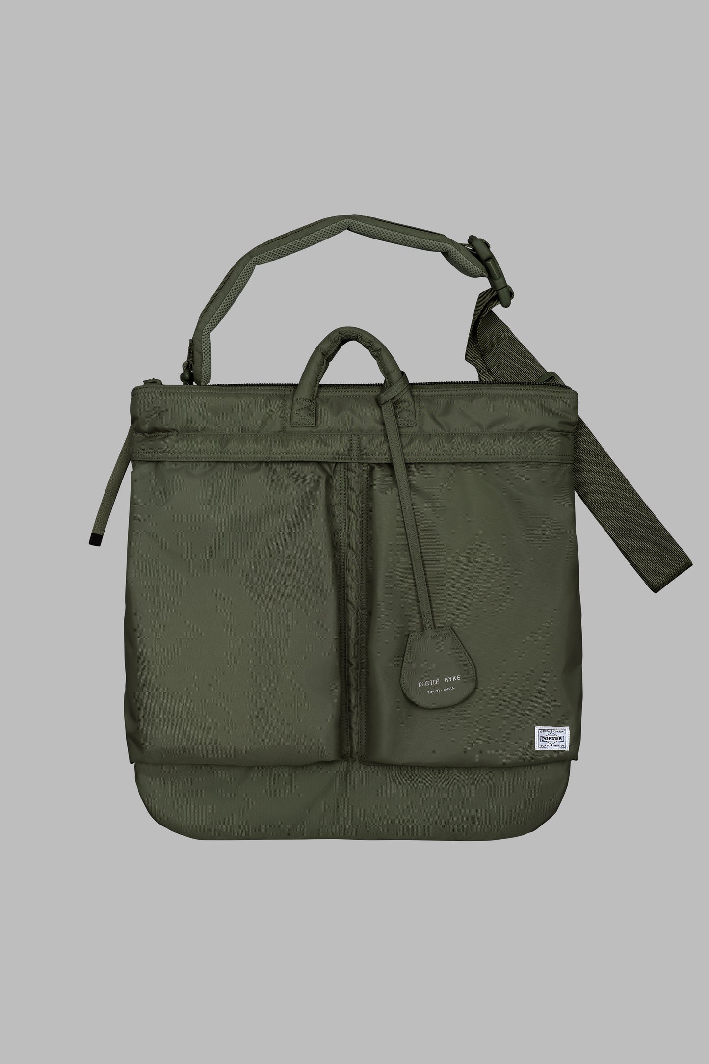 HYKE × PORTERのコラボレーションアイテムのHELMET BAGのOLIVE DRABの商品画像です。こちらの商品は通販で購入可能です。