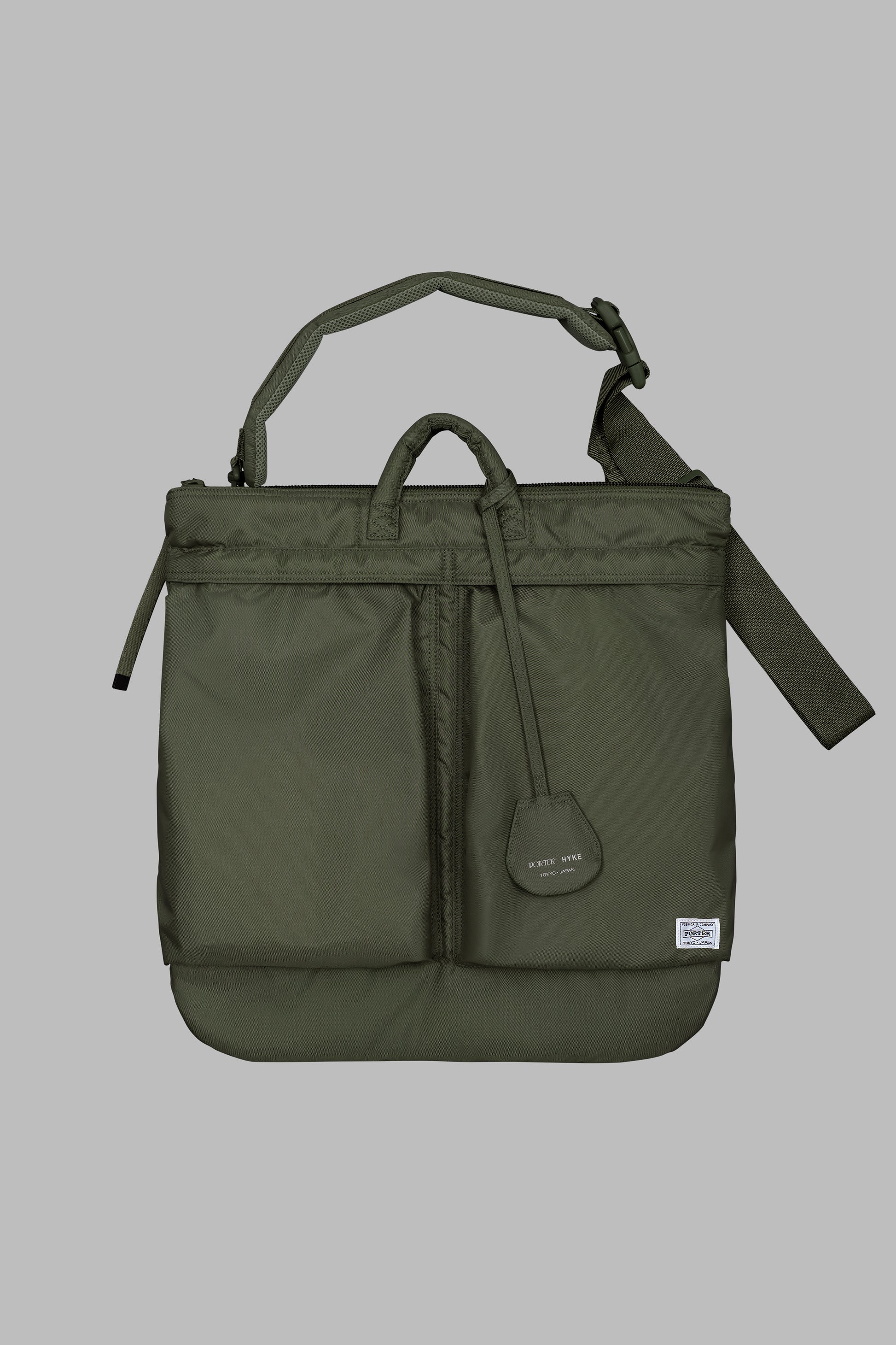HYKE × PORTERのコラボレーションアイテムのHELMET BAGのOLIVE DRABの商品画像です。こちらの商品は通販で購入可能です。