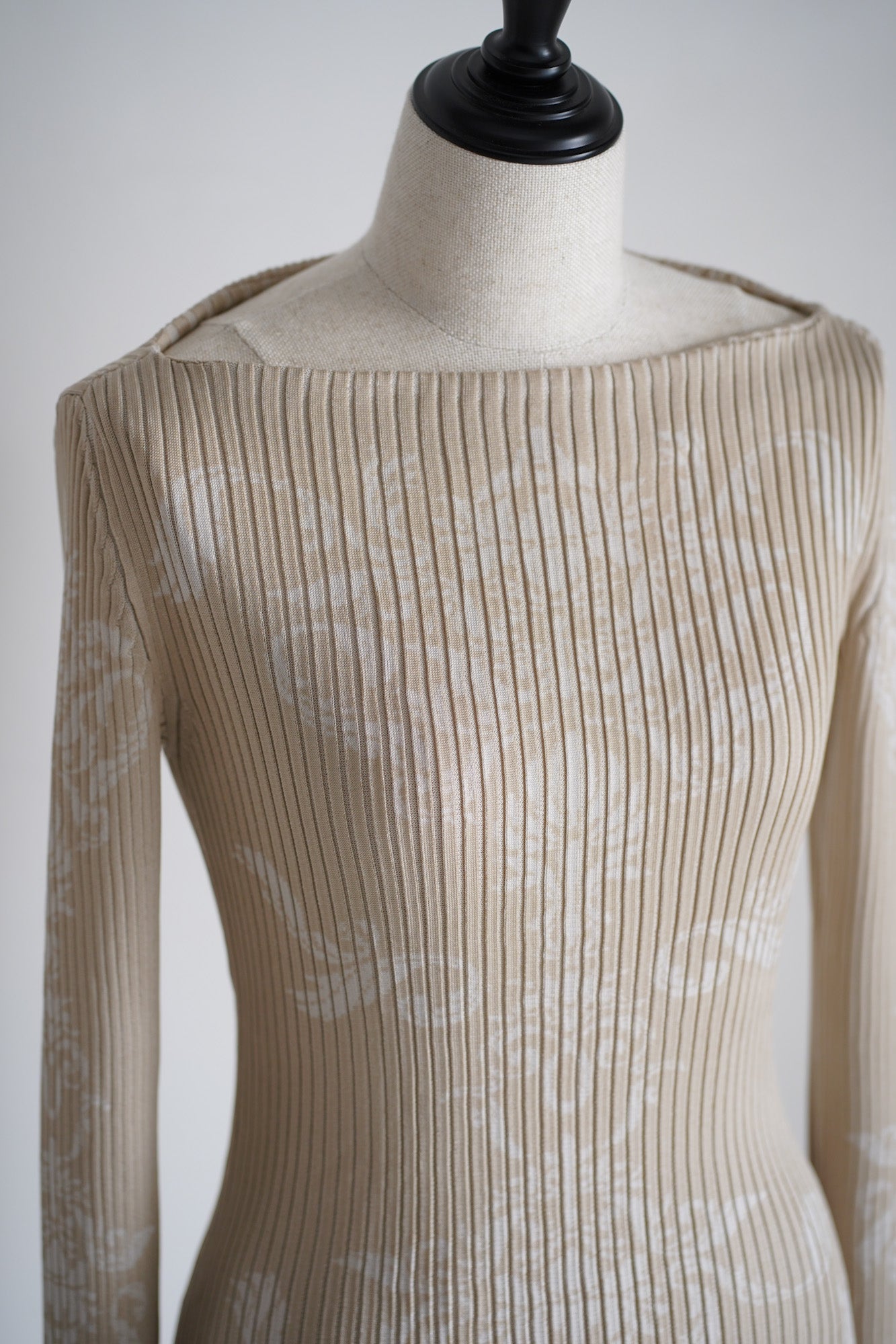 fetico DAMASK-PATTERN RIB KNIT TOP ベージュ FETICO | DAMASK PATTERN RIB KNIT TOP – イデアル公式オンラインショップ