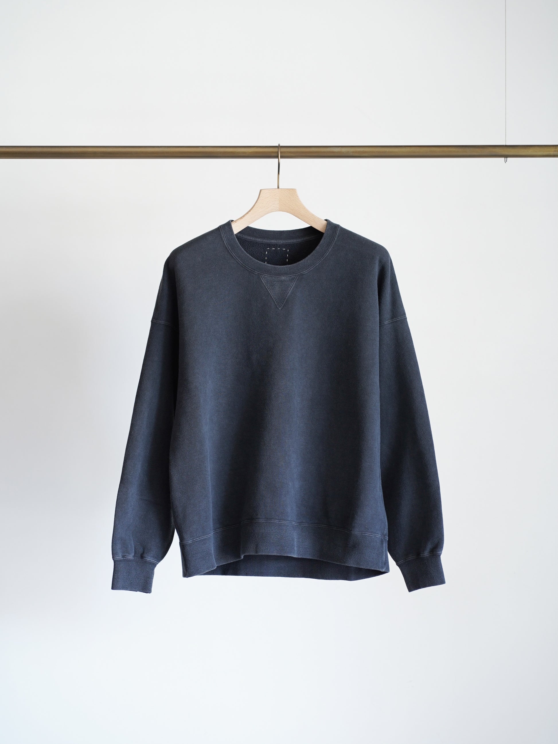visvimのJUMBO SB SWEAT L/S DMGDのカラーはブラックの正面が写った商品画像です。