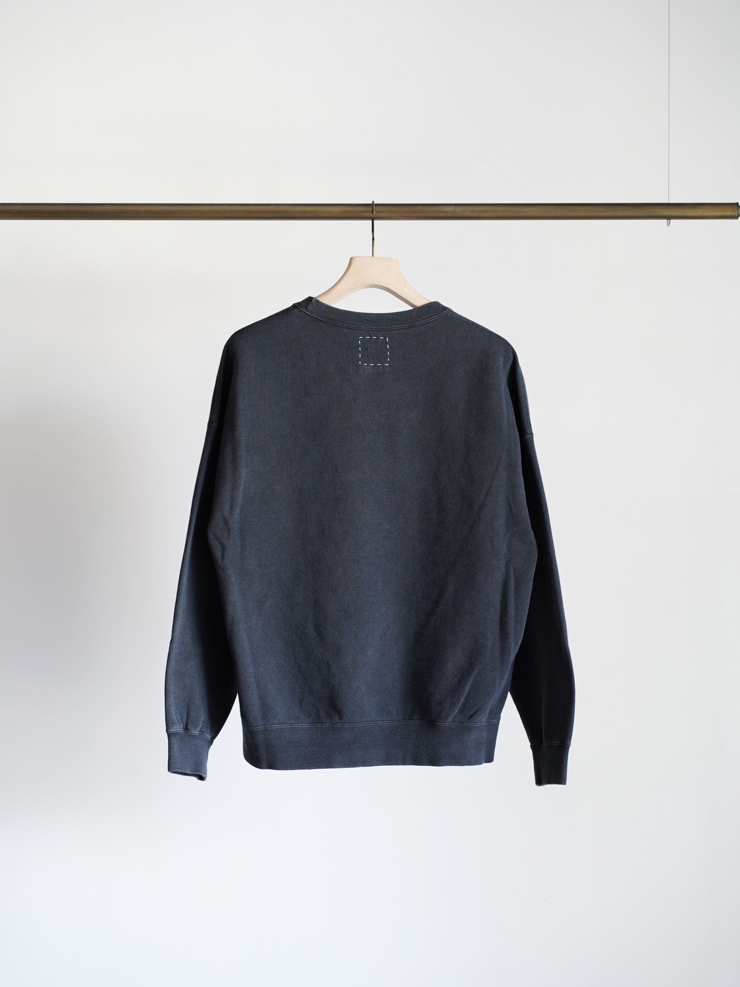 visvimのJUMBO SB SWEAT L/S DMGDのカラーはブラックの背面が写った商品画像です。