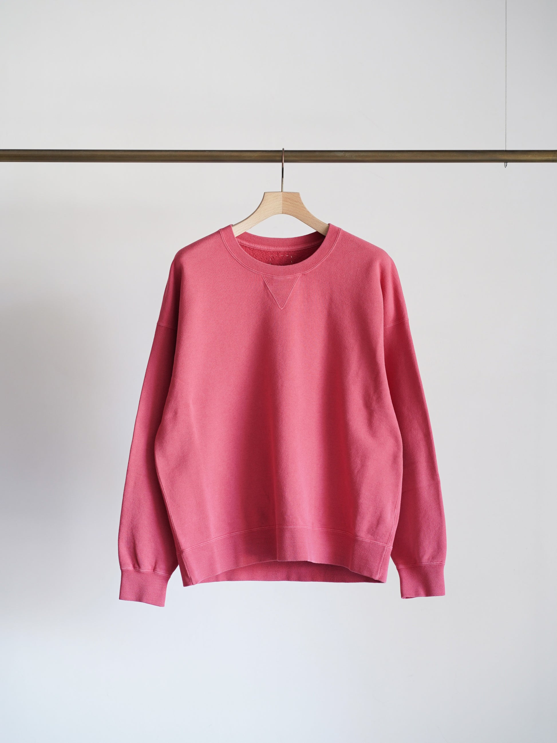visvimのJUMBO SB SWEAT L/S DMGDのカラーはレッドの正面が写った商品画像です。