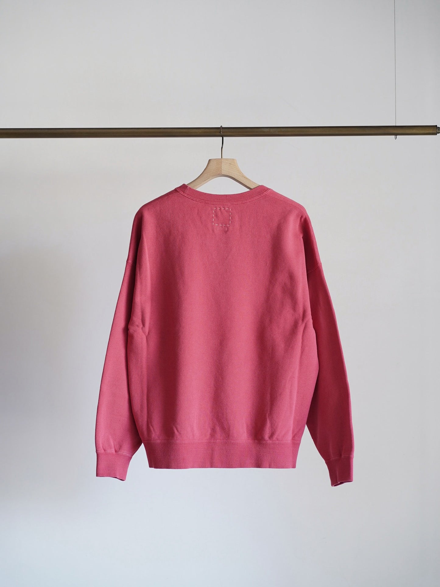 visvimのJUMBO SB SWEAT L/S DMGDのカラーはレッドの背面が写った商品画像です。