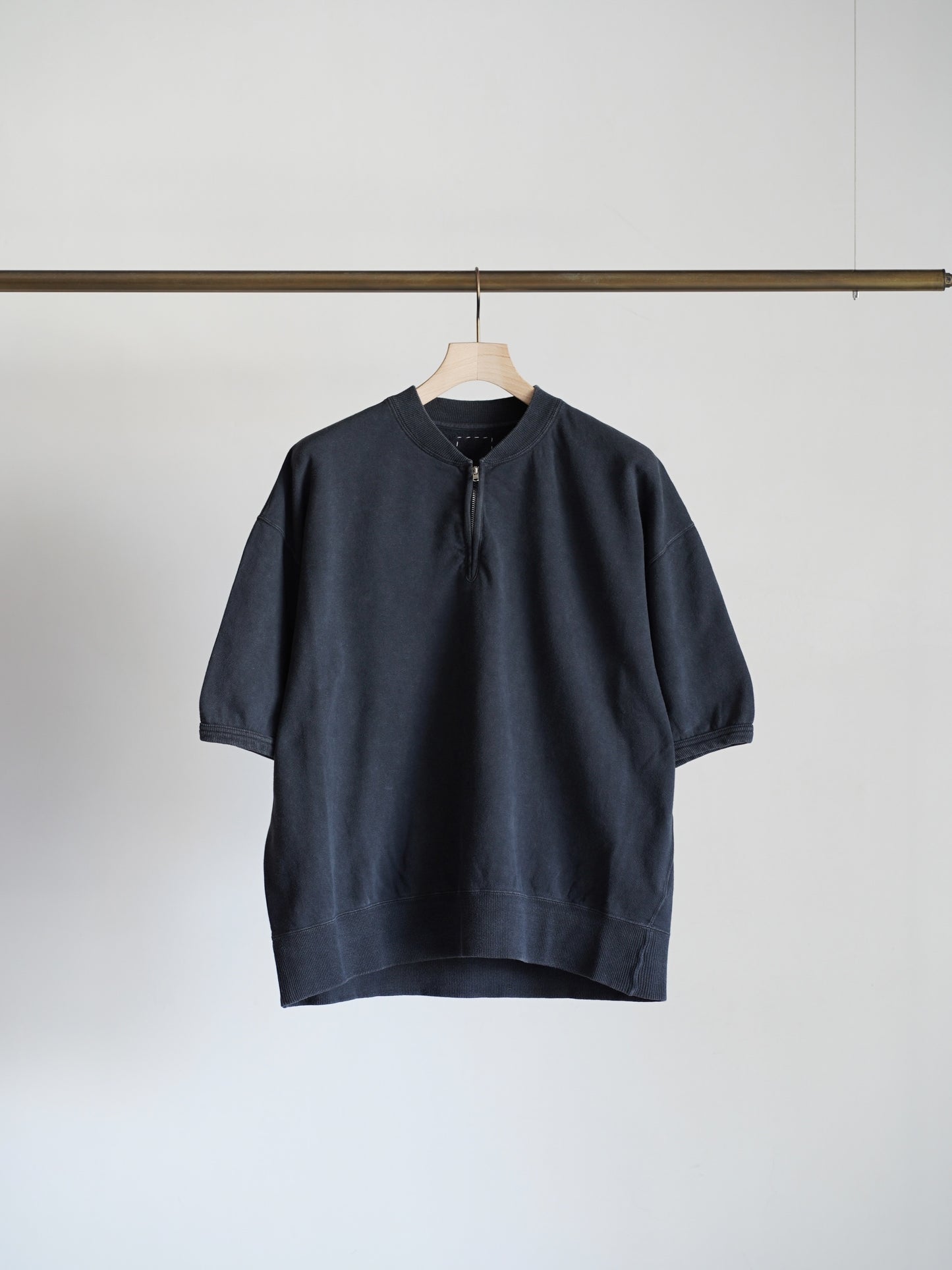 MONDO HENLEY ZIP S/S DMGD