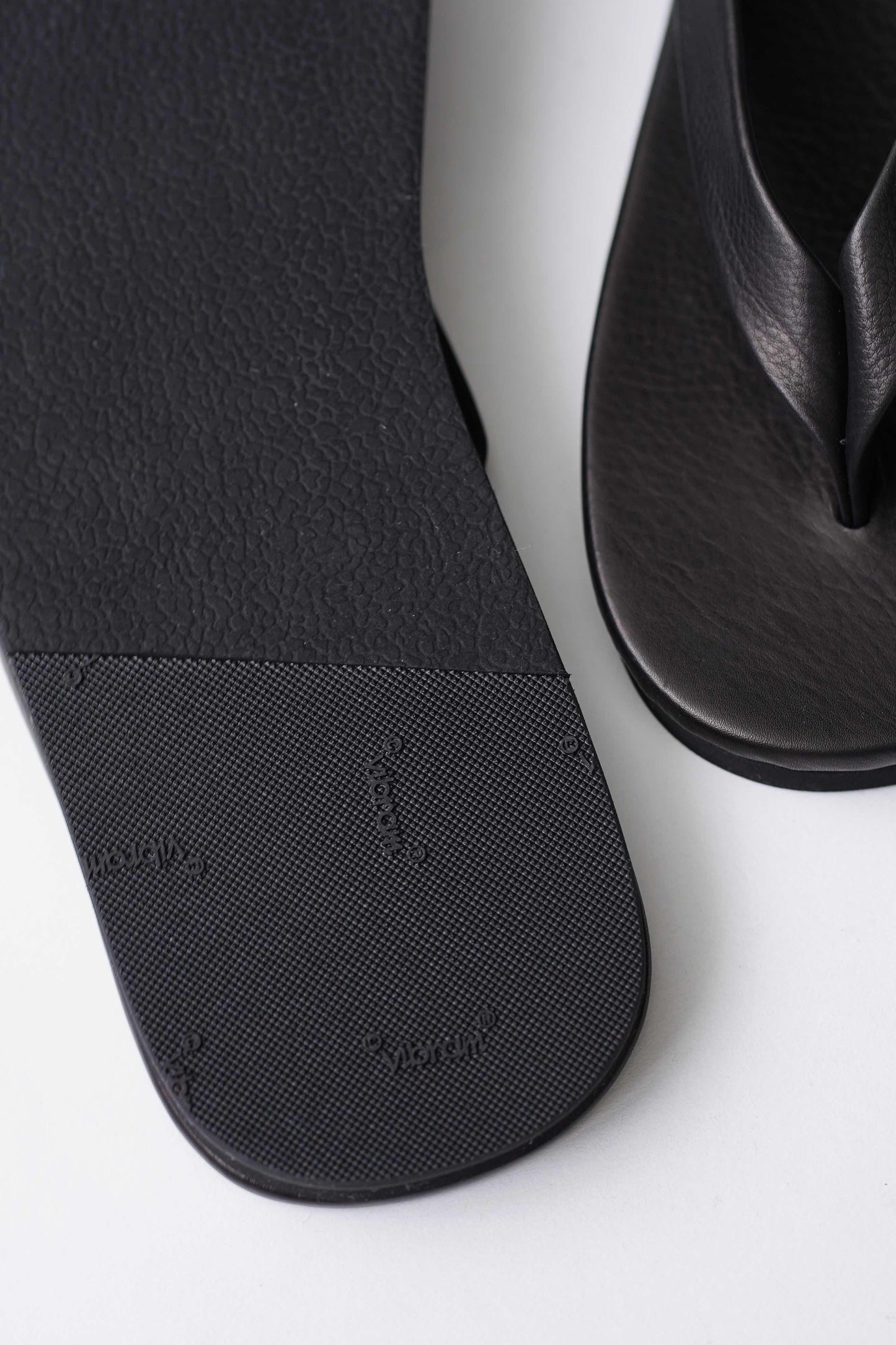 SOFT LEATHER FLIP-FLOPS