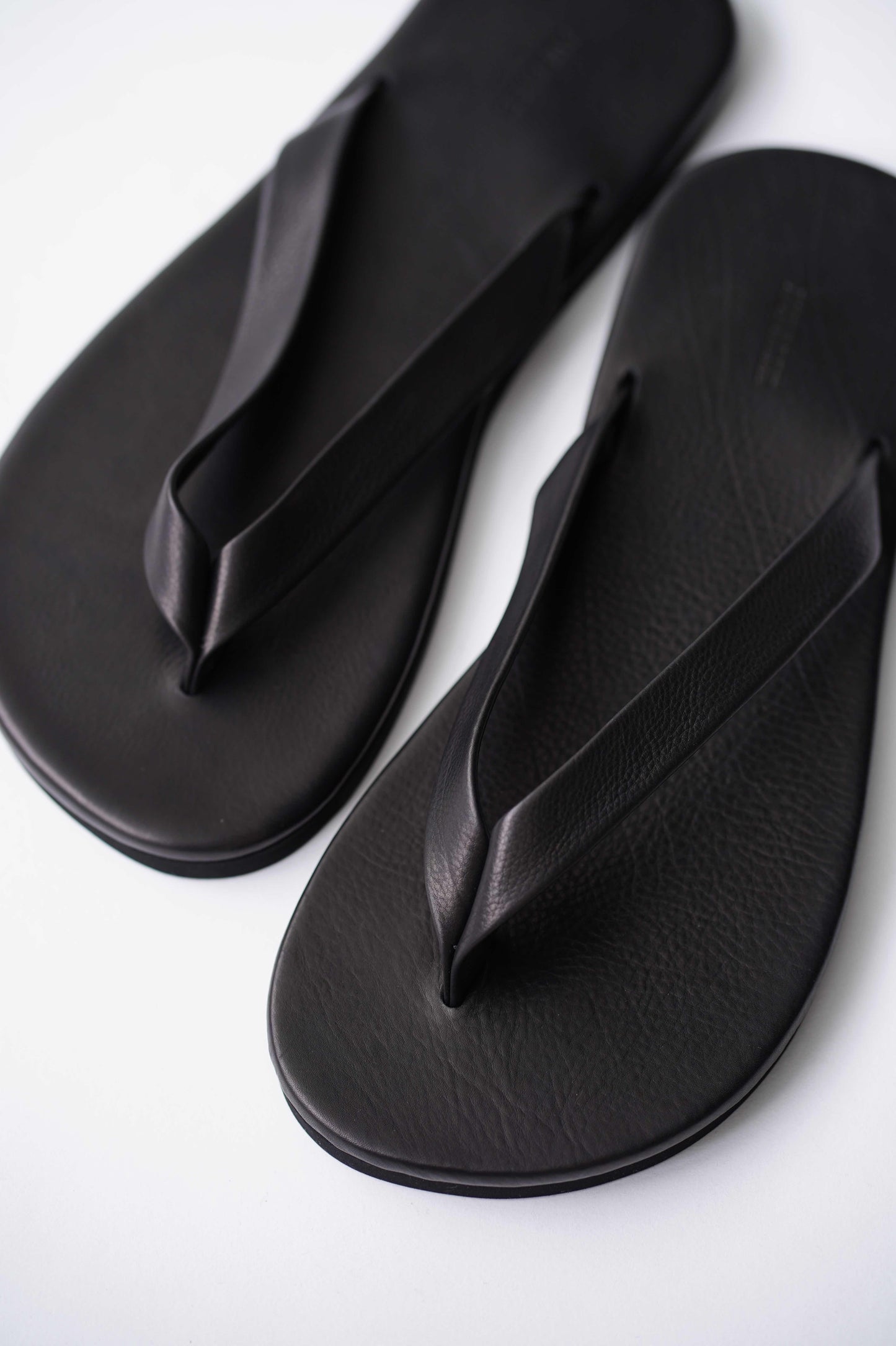 SOFT LEATHER FLIP-FLOPS