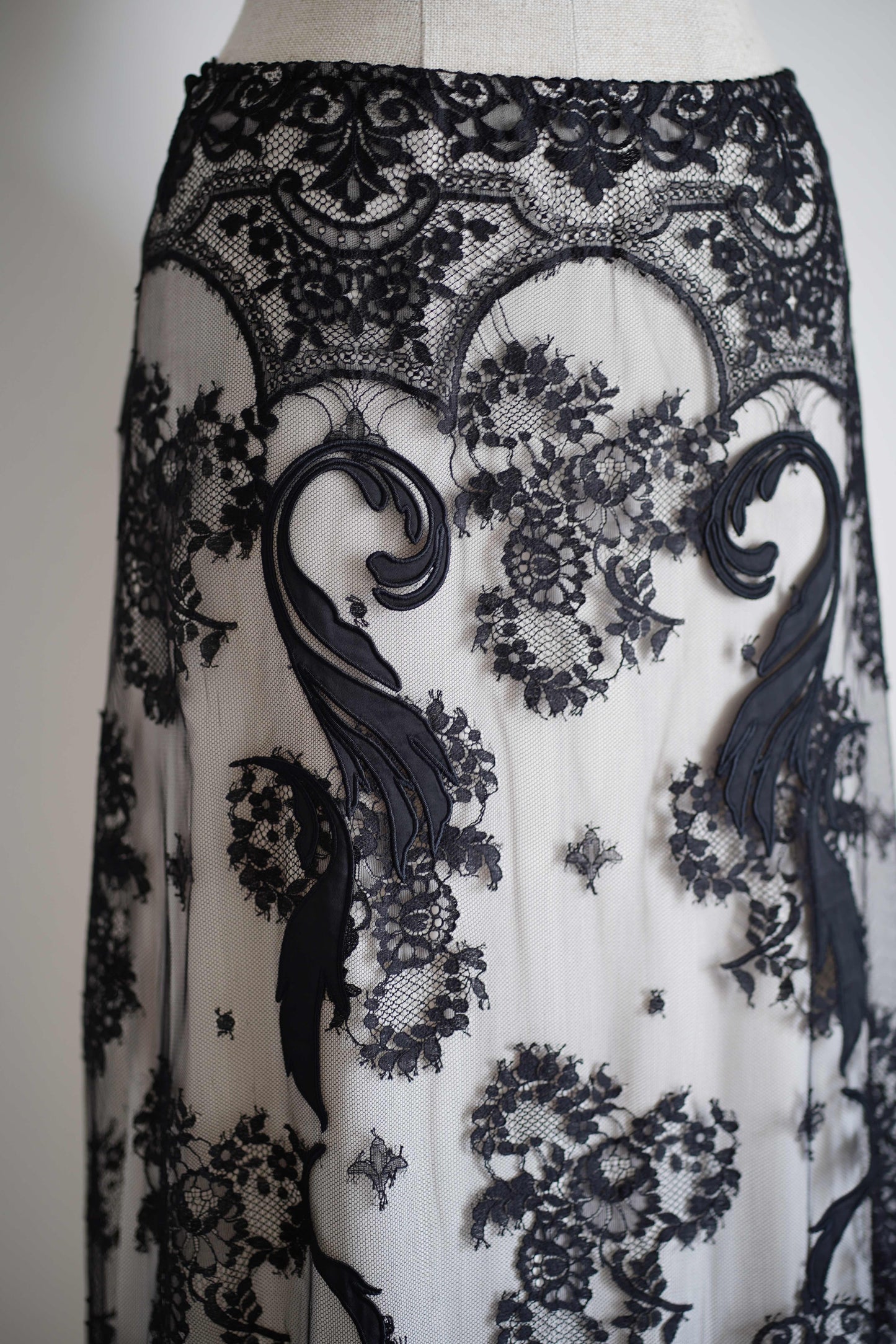 EMBROIDERED LACE SKIRT