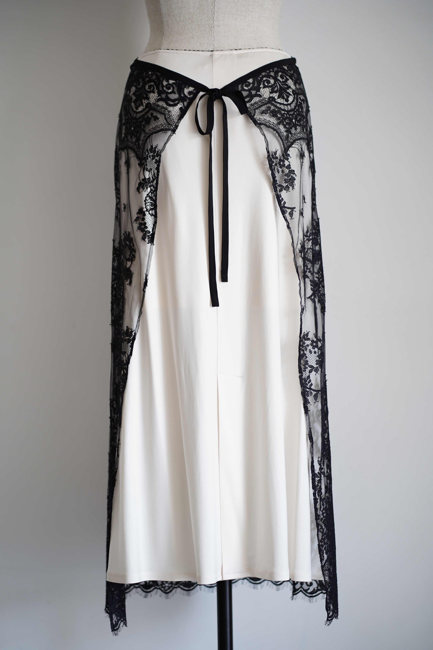 EMBROIDERED LACE SKIRT
