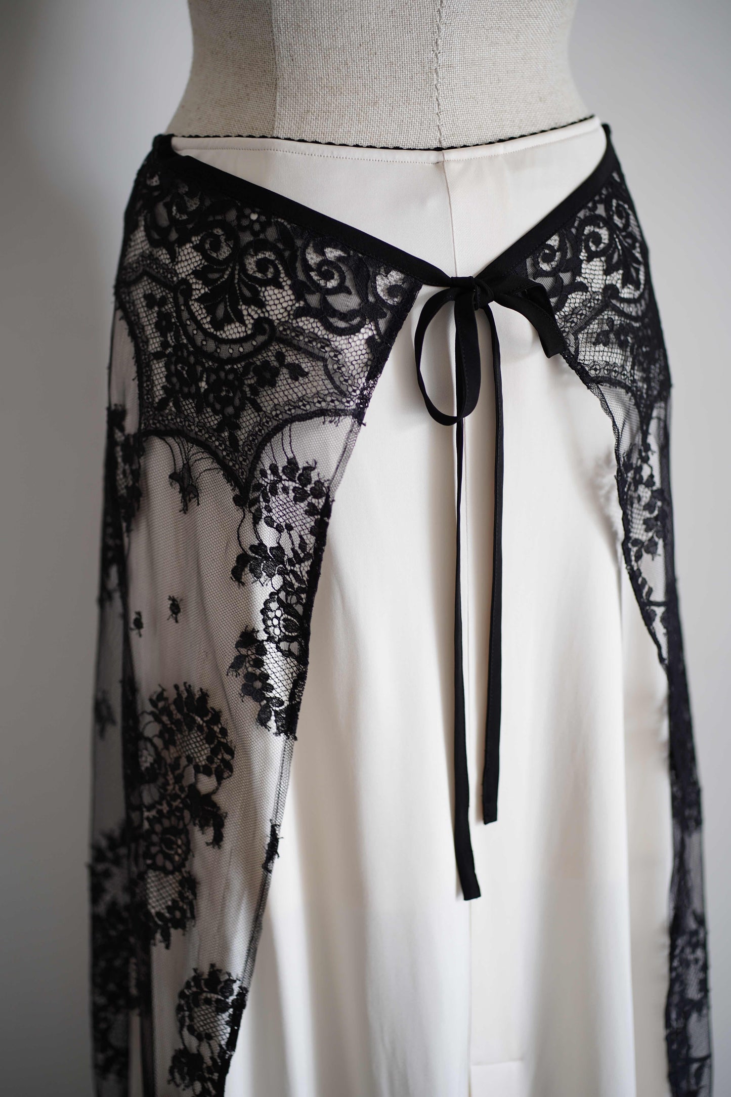 EMBROIDERED LACE SKIRT