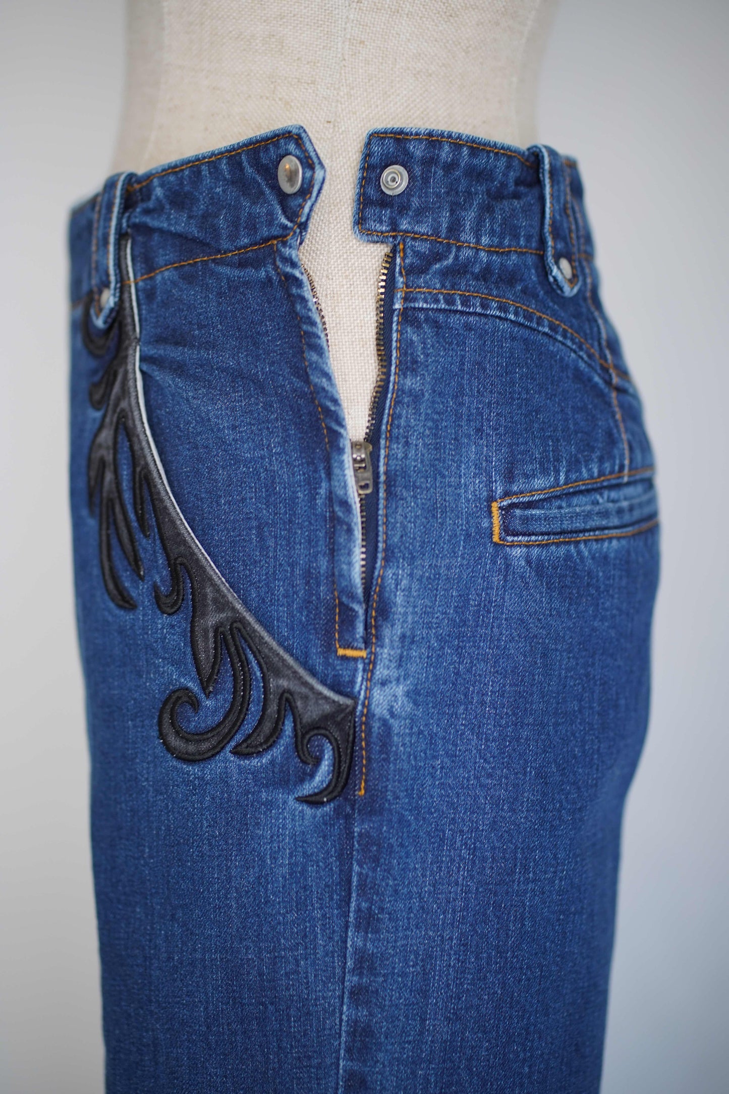 ORGANIC COTTON HIGH-WAISTED JEANS