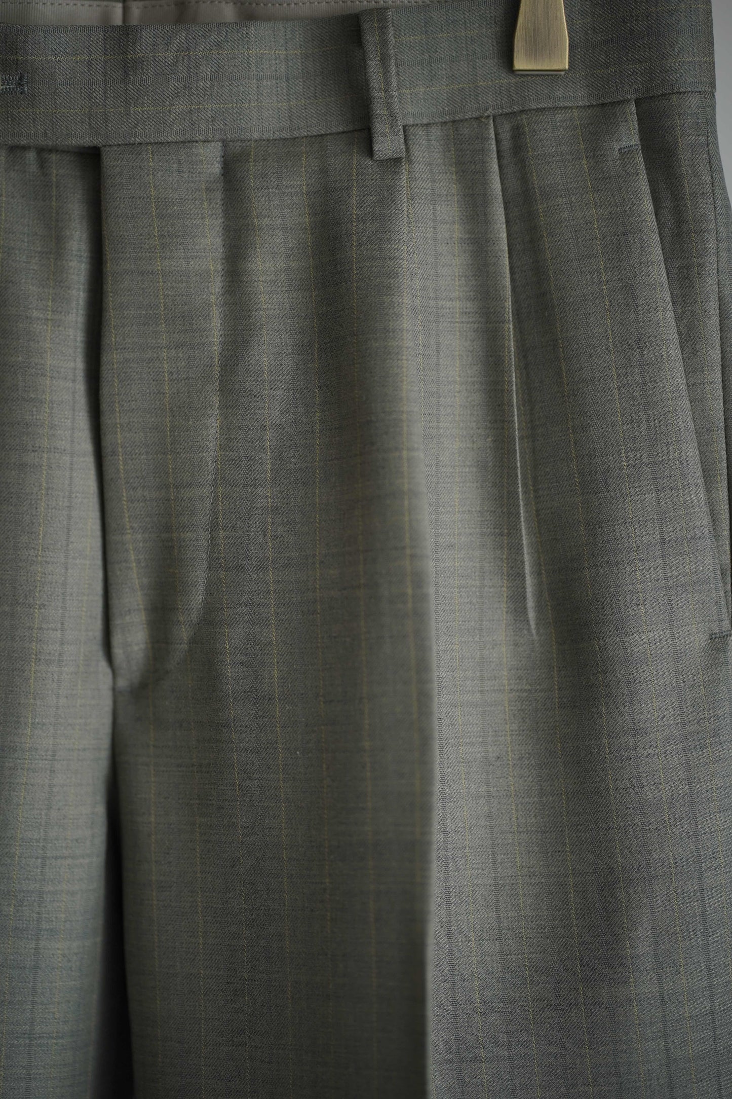 BLUEFACED WOOL TWO-TUCK SLACKS