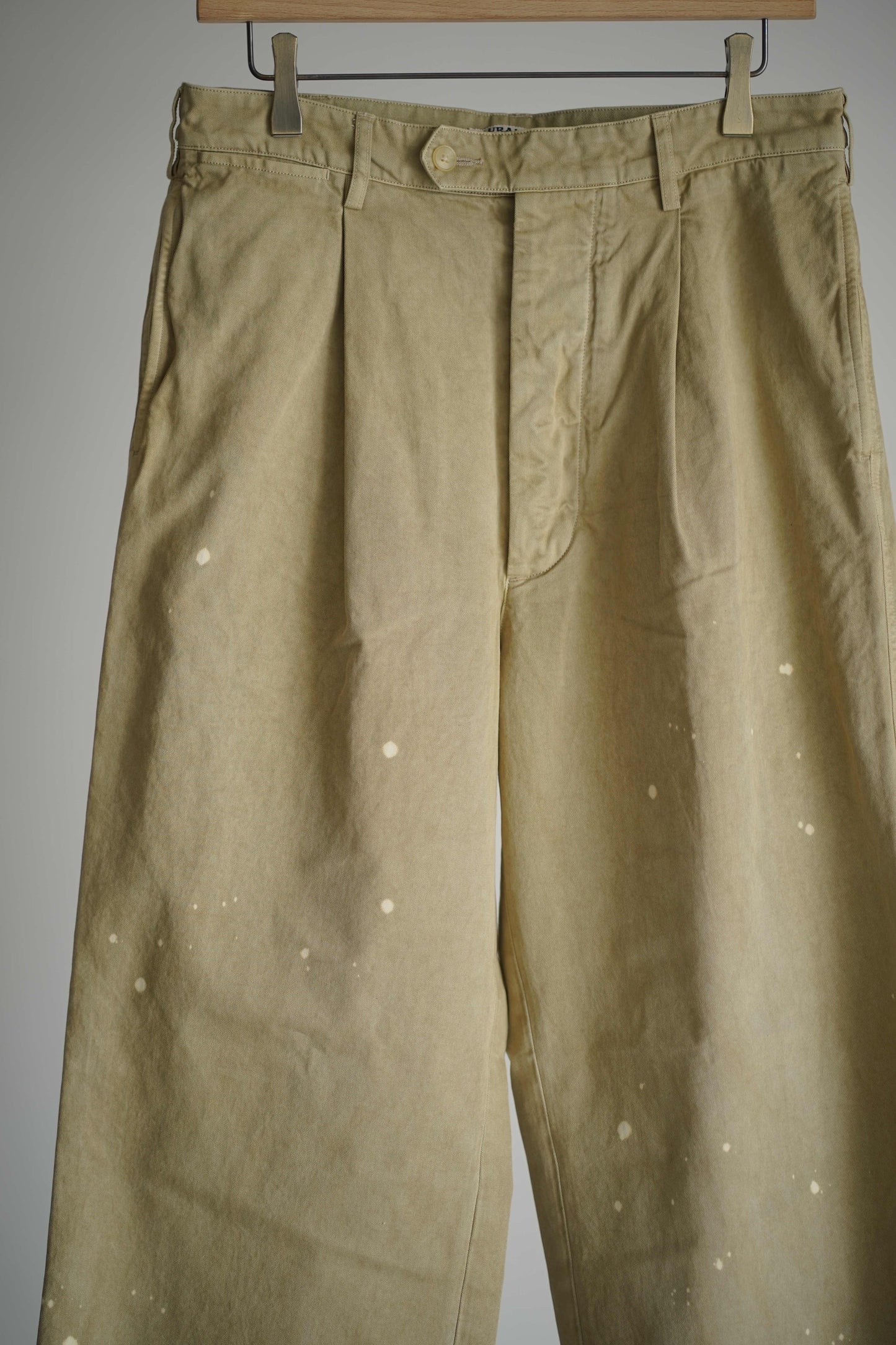 GARMENT-DYED FINX LIGHT CHINO ONE-TUCK WIDE PANTS
