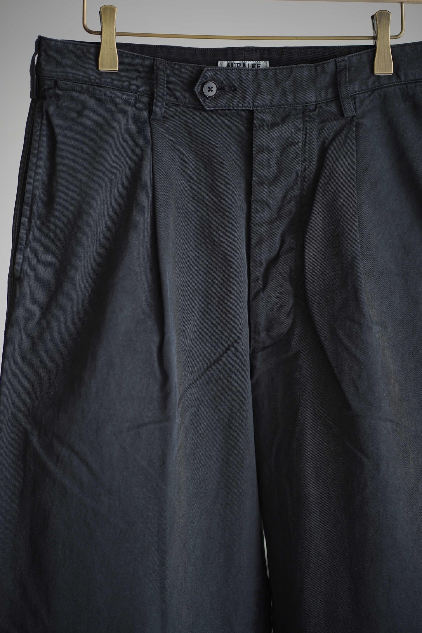 GARMENT-DYED FINX LIGHT CHINO ONE-TUCK WIDE PANTS
