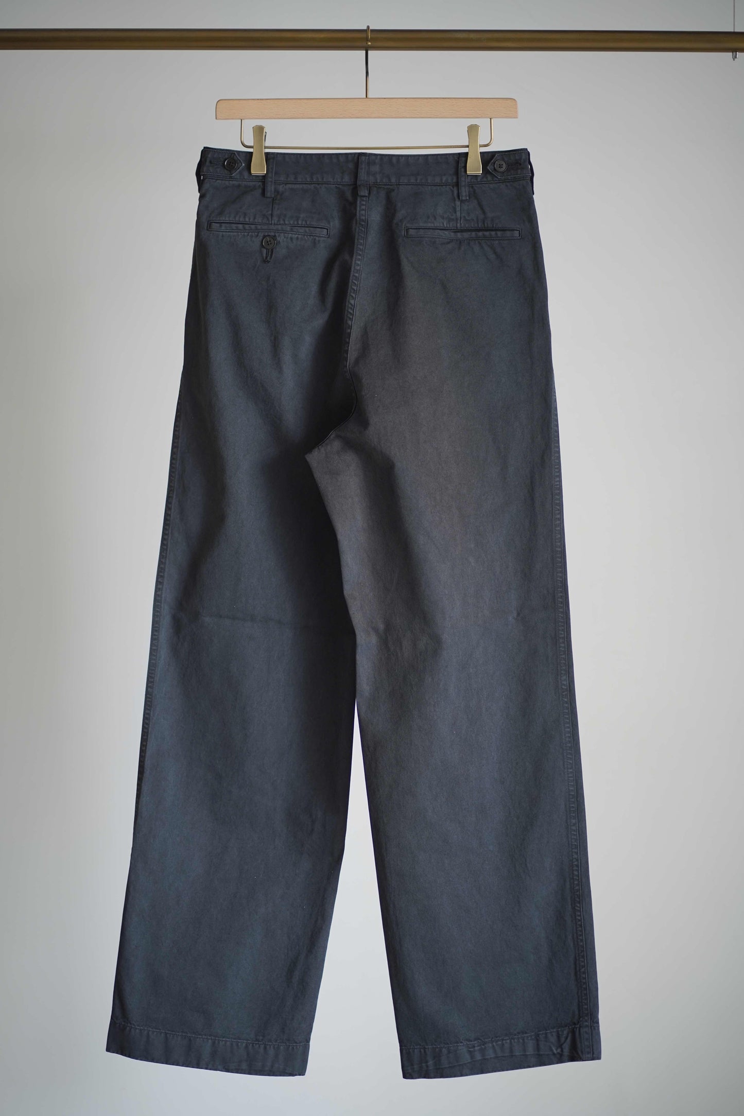 GARMENT-DYED FINX LIGHT CHINO ONE-TUCK WIDE PANTS