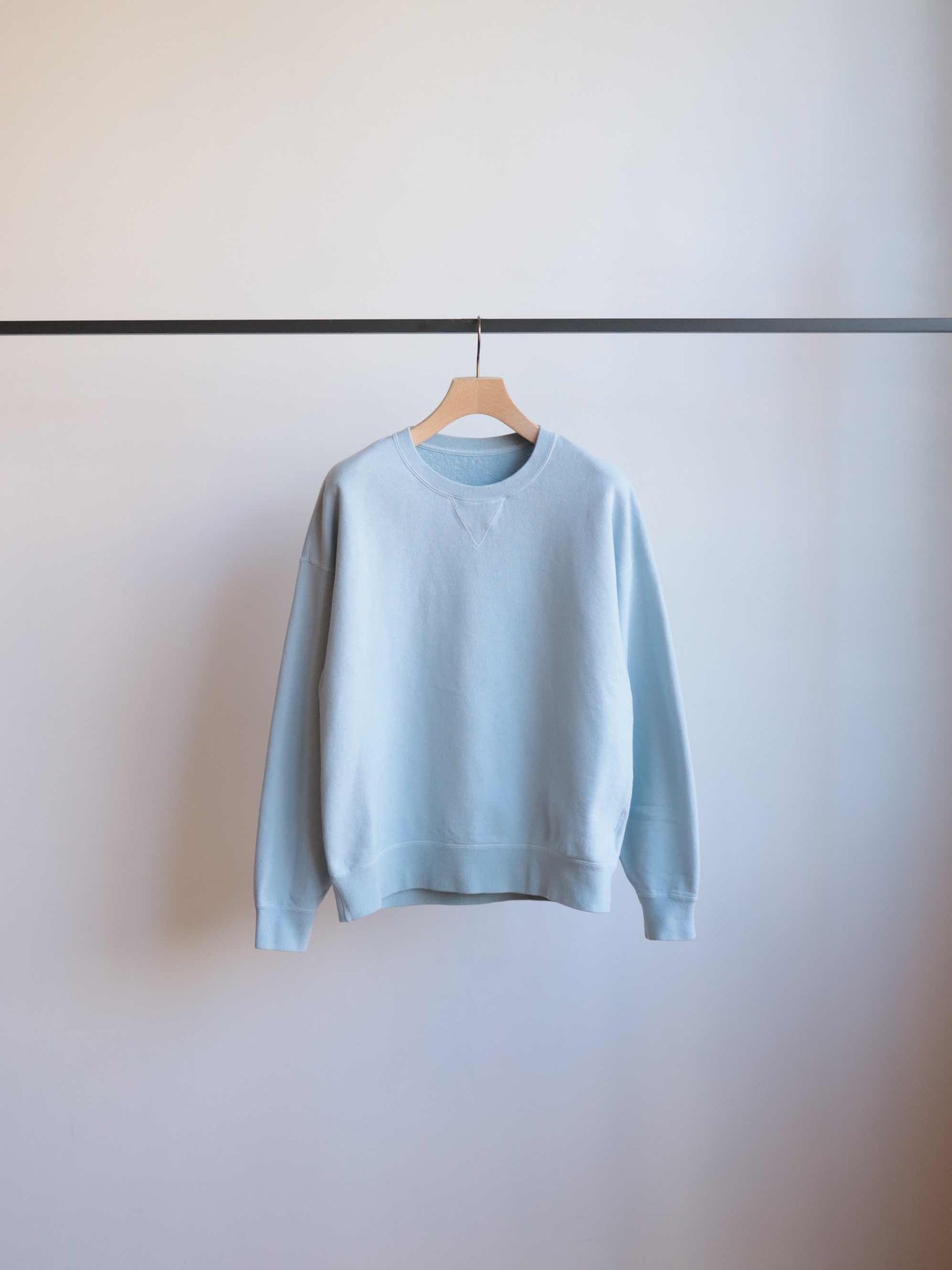 visvimのJUMBO SB SWEAT L/S DMGDのカラーはライトブルーの正面が写った商品画像です。