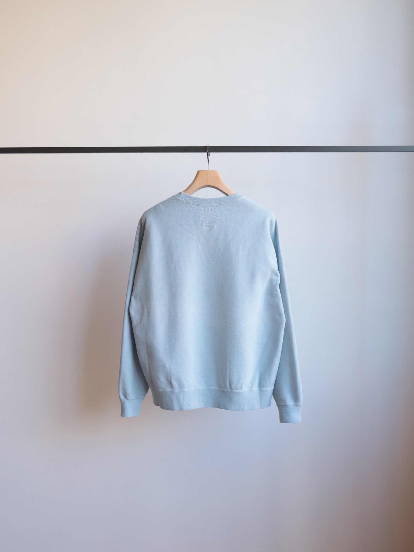 visvimのJUMBO SB SWEAT L/S DMGDのカラーはライトブルーの背面が写った商品画像です。