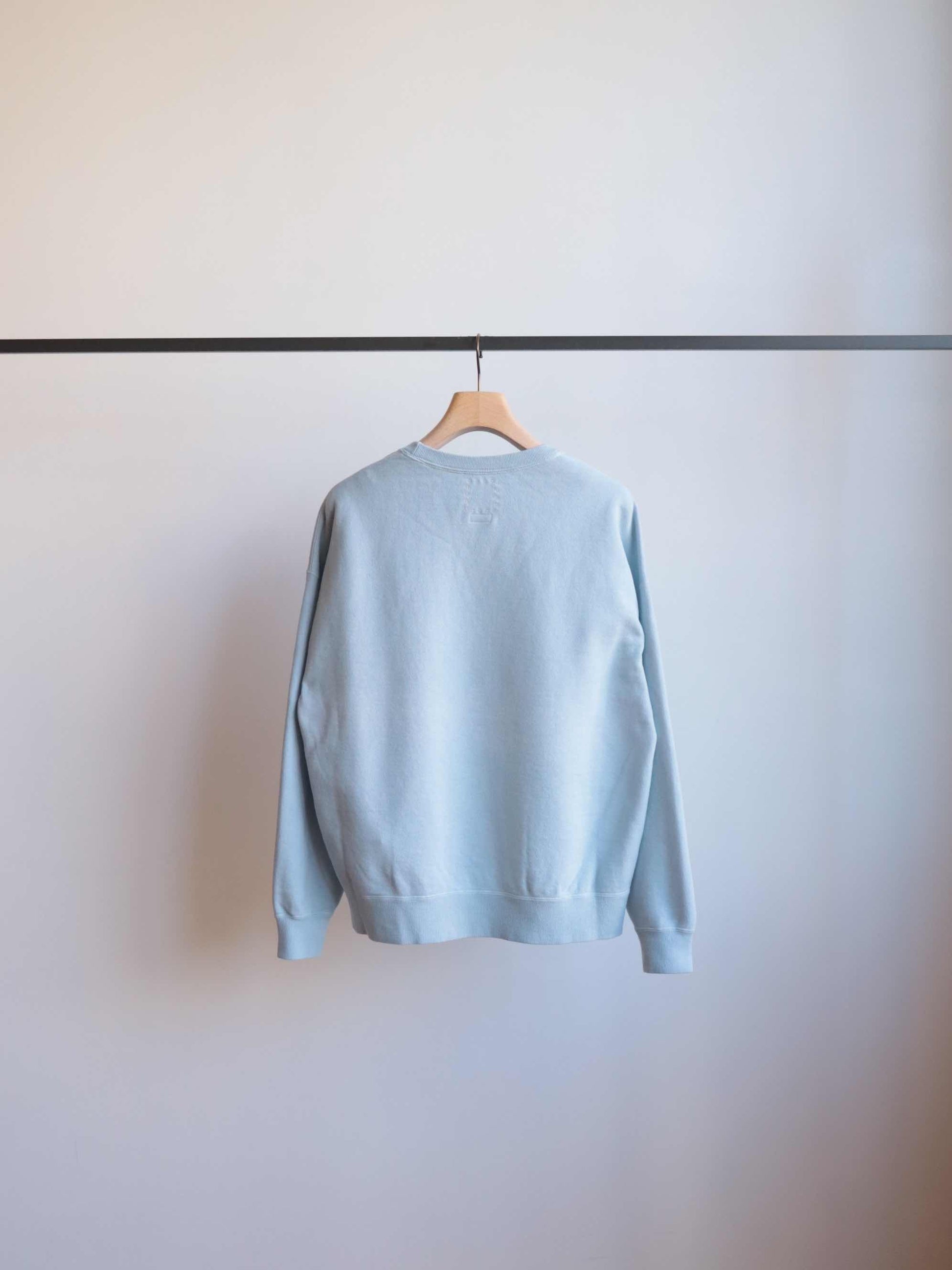 visvimのJUMBO SB SWEAT L/S DMGDのカラーはライトブルーの背面が写った商品画像です。