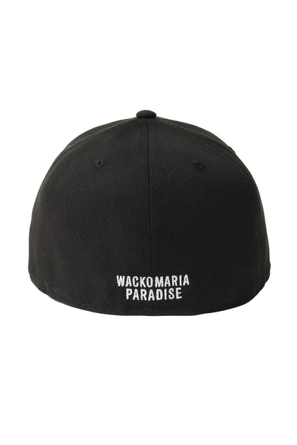 WACKO MARIAとNEW ERAのコラボレーションアイテムのキャップの背面の商品画像です。
カラーはブラックで、型はクラウンが少し曲がっているLP 59 FIFTYというモデルになります。
背面にはWACKO MARIAの刺繍が下部にほどこされています。
こちらの商品は通信販売にて購入が可能です。