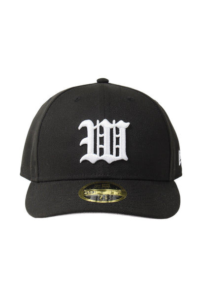 WACKO MARIAとNEW ERAのコラボレーションアイテムのキャップの商品画像です。
カラーはブラックで、型はクラウンが少し曲がっているLP 59 FIFTYというモデルになります。
こちらの商品は通信販売にて購入が可能です。