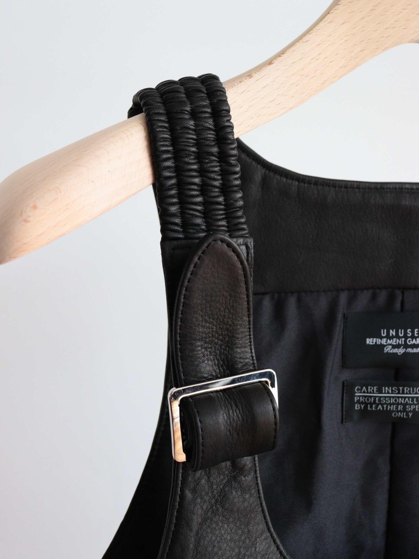 US2479 / EX-LEATHER STRAP VEST