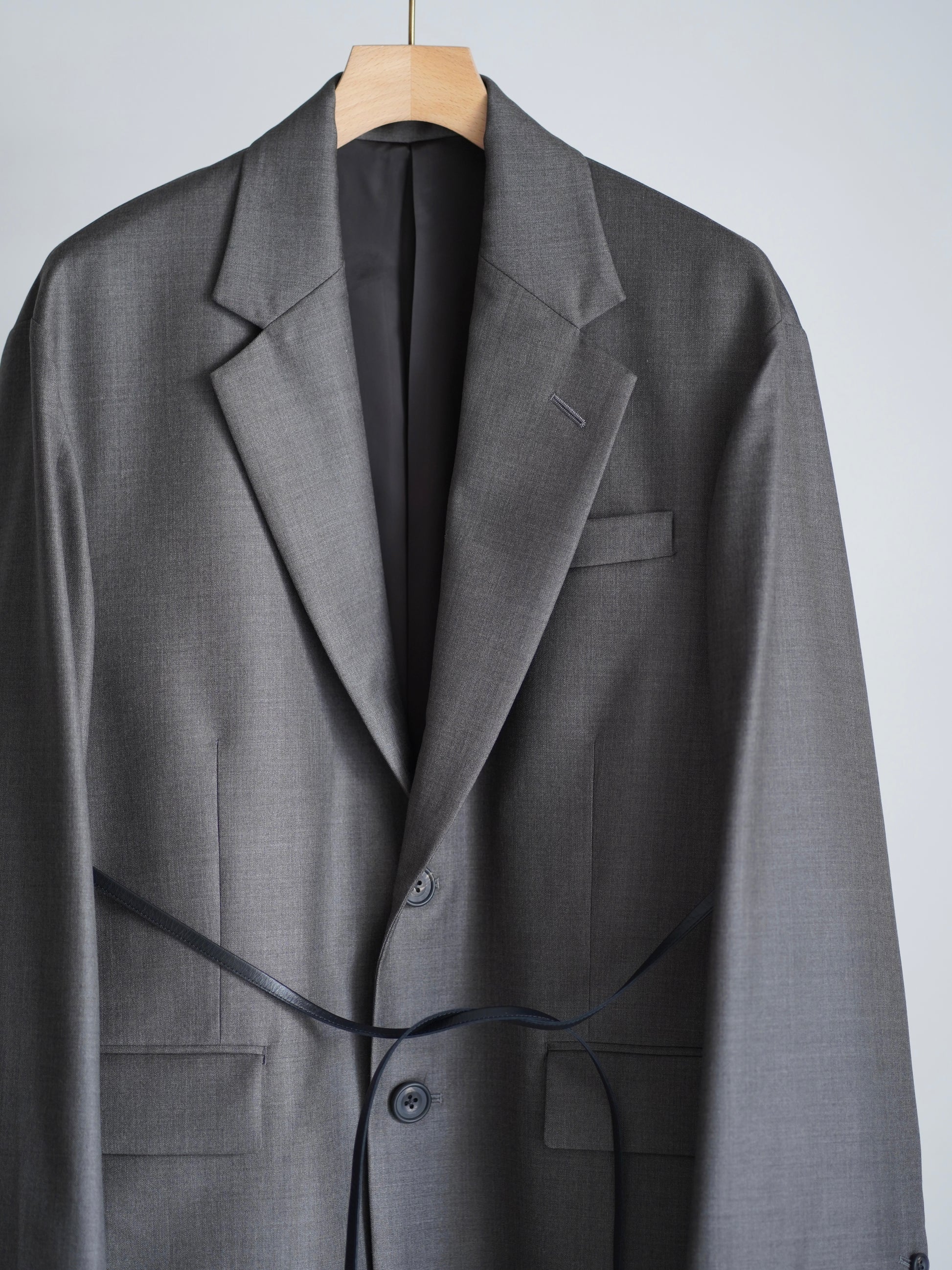 sssteinのEXTRA FINE WOOL OVERSIZED SINGLE BREAST LONG JACKETのカラーはBROWN GREYのアップで撮影した商品画像です。こちらの商品は通信販売での購入が可能です。