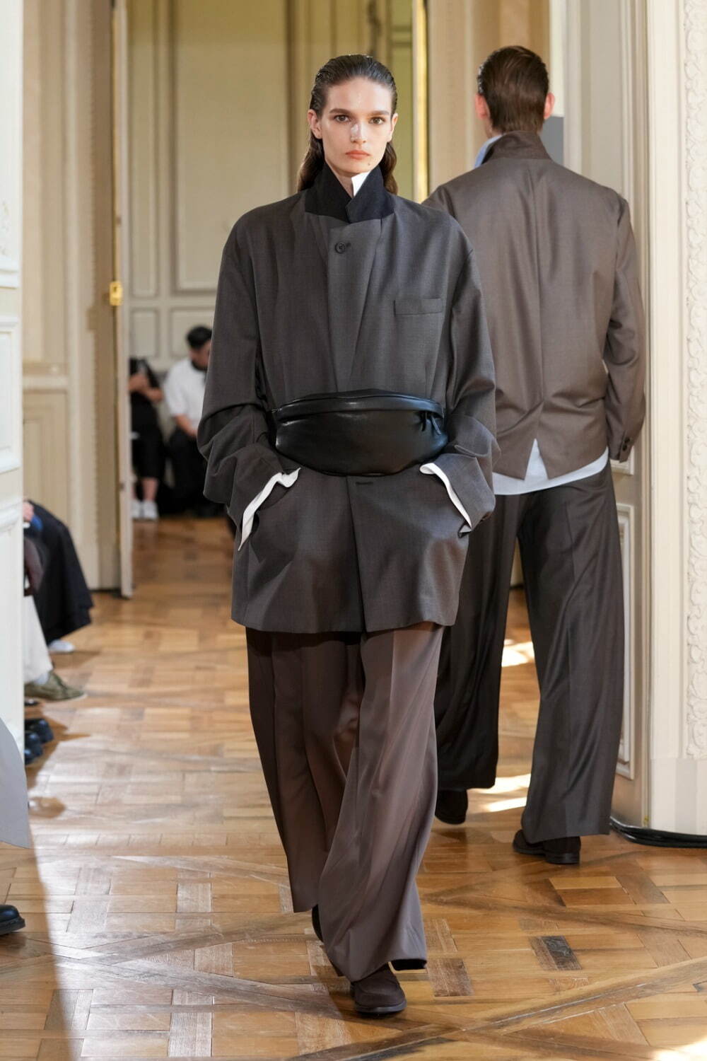 sssteinのEXTRA FINE WOOL OVERSIZED SINGLE BREAST LONG JACKETのカラーはBROWN GREYのRUNWAYの画像です。こちらの商品は通信販売での購入が可能です。