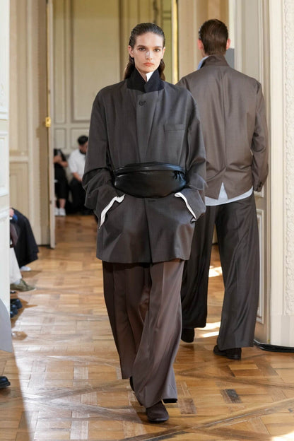 sssteinのEXTRA FINE WOOL OVERSIZED SINGLE BREAST LONG JACKETのカラーはBROWN GREYのRUNWAYの画像です。こちらの商品は通信販売での購入が可能です。