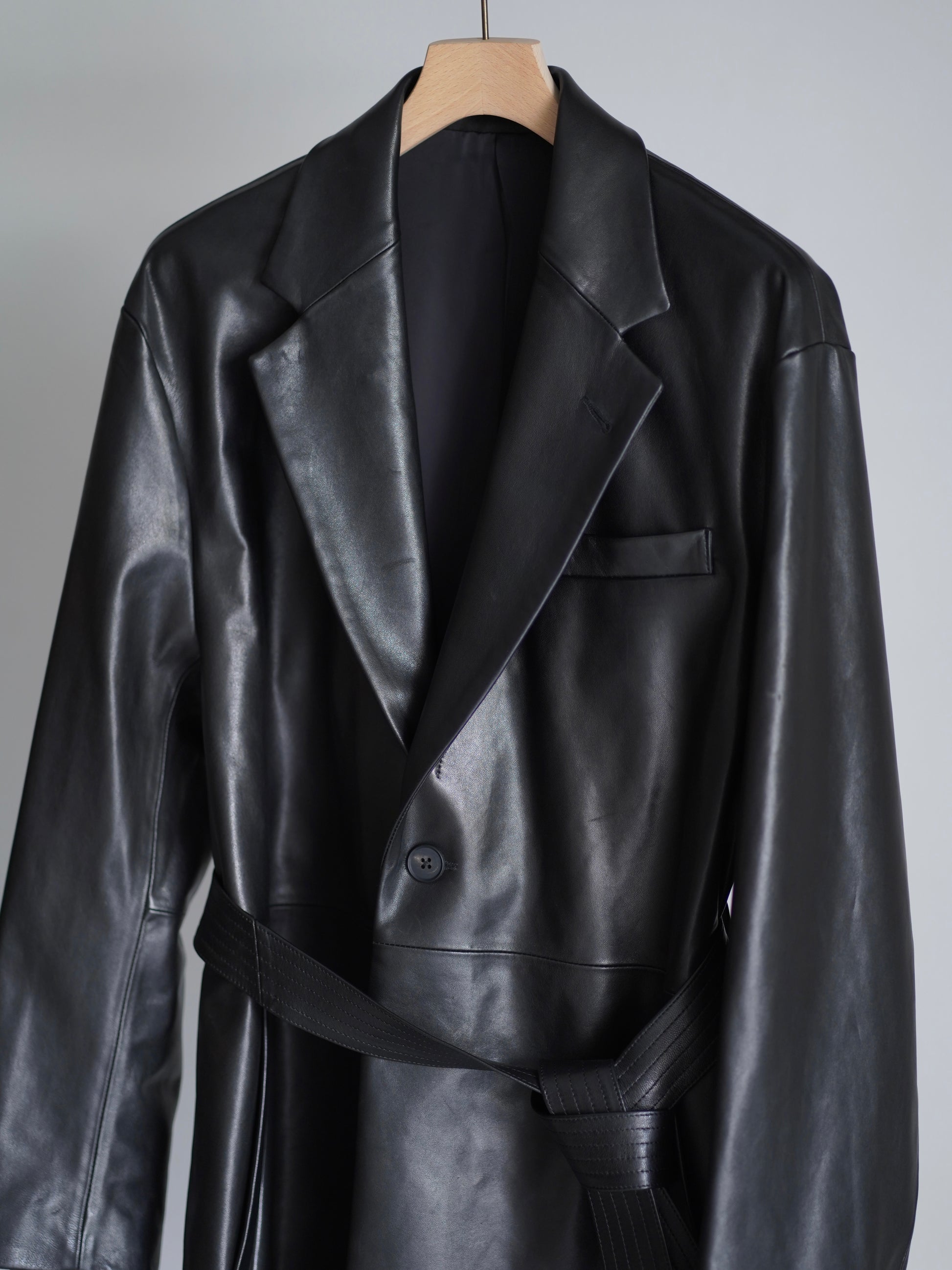 sssteinのLAMBS LEATHER HALF COATのBLACKのアップで撮影した商品画像です。こちらの商品は通販で購入が可能です