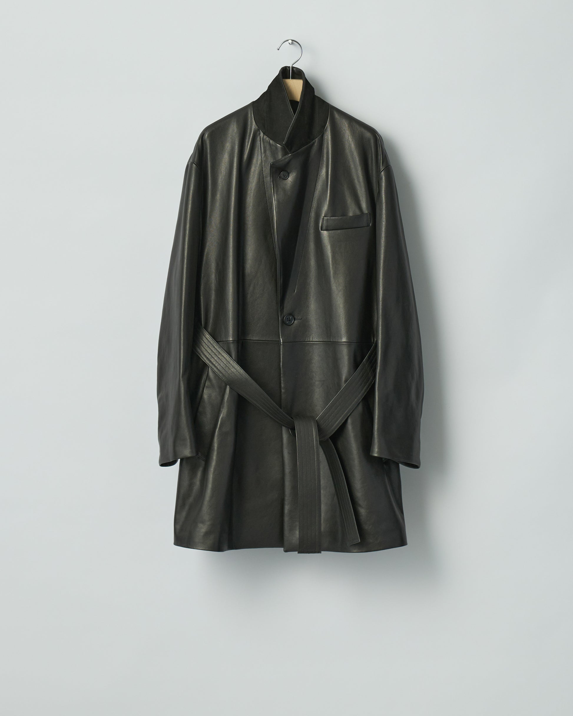 sssteinのLAMBS LEATHER HALF COATのBLACKのラペルを立てた際の商品画像です。こちらの商品は通販で購入が可能です