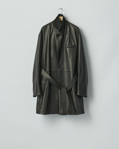 sssteinのLAMBS LEATHER HALF COATのBLACKのラペルを立てた際の商品画像です。こちらの商品は通販で購入が可能です