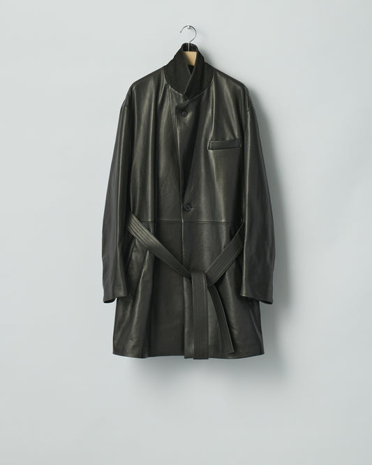 sssteinのLAMBS LEATHER HALF COATのBLACKのラペルを立てた際の商品画像です。こちらの商品は通販で購入が可能です