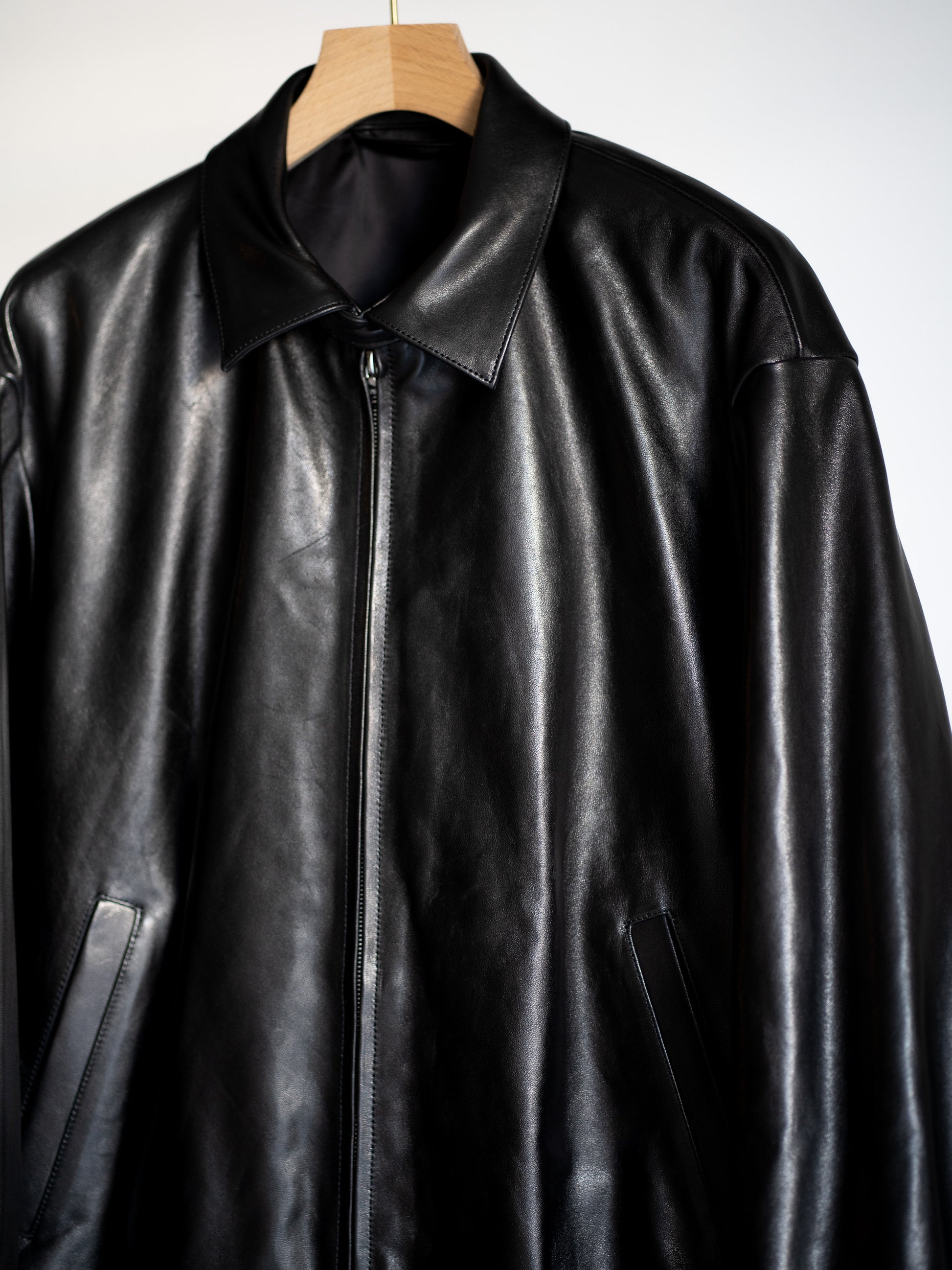 sssteinのLAMBS LEATHER LIGHT ZIP JACKETのカラーがブラックの襟元に寄った商品画像です。