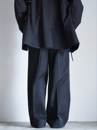 sssteinのLONG WIDE TROUSERSのカラーはBLACKのパンツの後向き着用画像です。こちらの商品は通信販売で購入可能です。