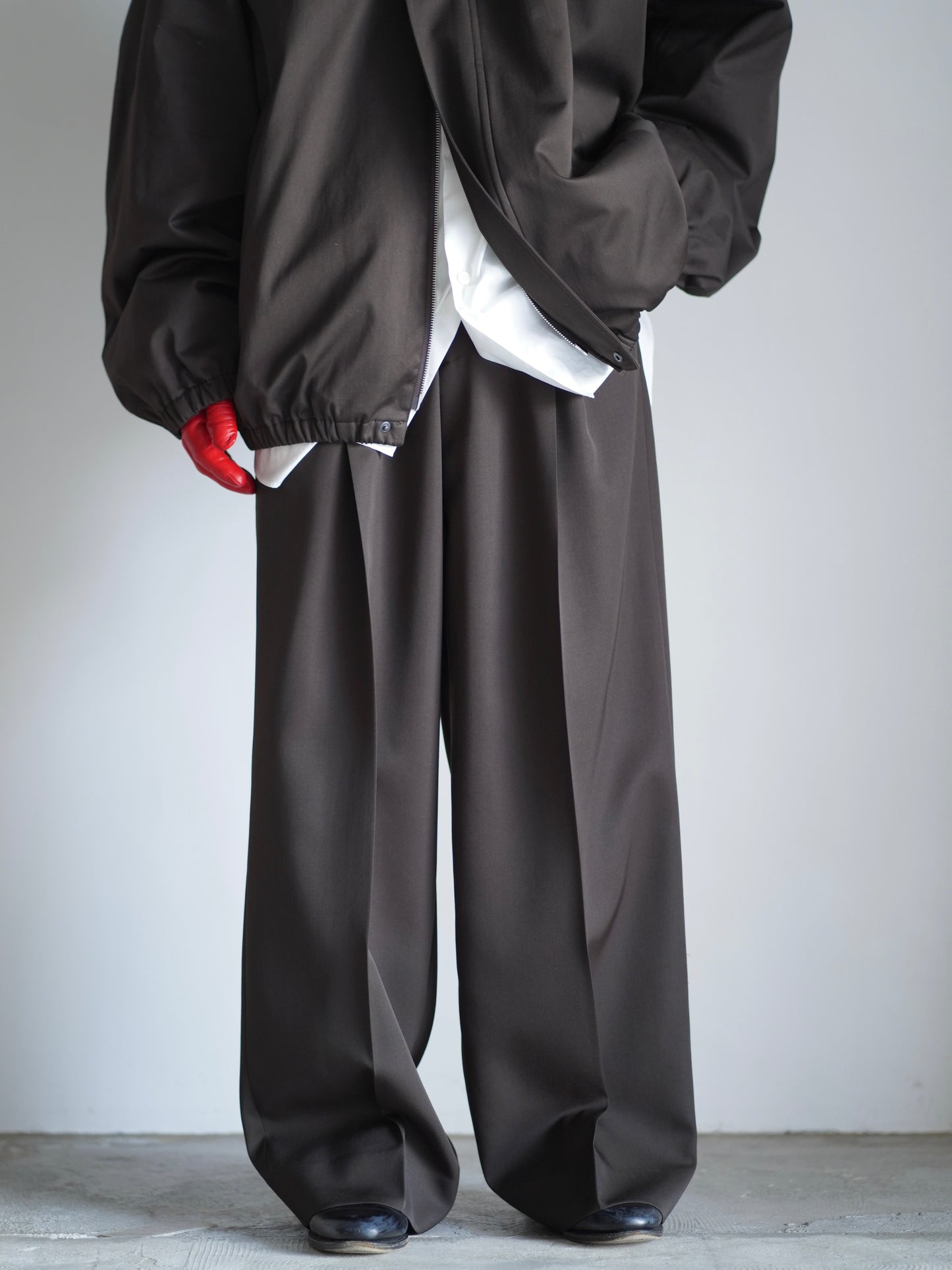 sssteinのLONG WIDE TROUSERSのカラーはDARK BROWNのパンツの正面が写る着用画像です。こちらの商品は通信販売で購入可能です。