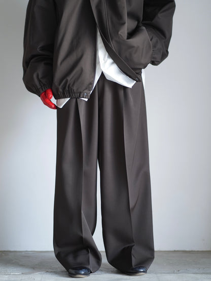 sssteinのLONG WIDE TROUSERSのカラーはDARK BROWNのパンツの正面が写る着用画像です。こちらの商品は通信販売で購入可能です。